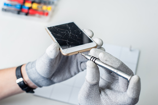 Apple Repair or Third-Party Repair? Which to Choose for iPhone Repair