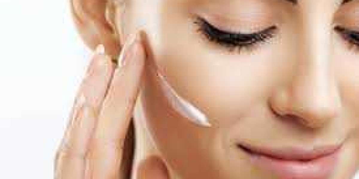 What To Expect With Tretinoin Cream: Uses And Side Effects