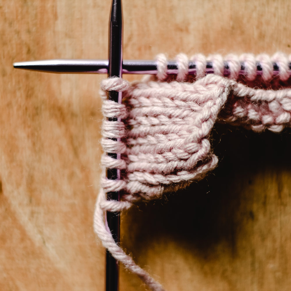 Learn to knit easier and faster with the Portuguese Knitting Style