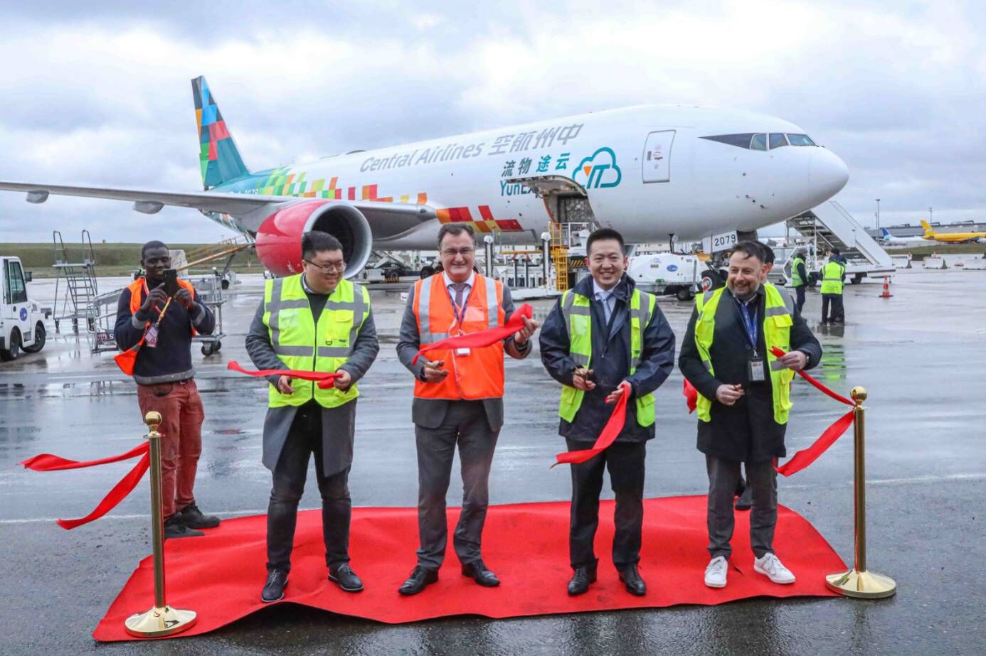 Zongteng Group welcomes its first Boeing 777F freighter to Paris airport, deepens Euro ties