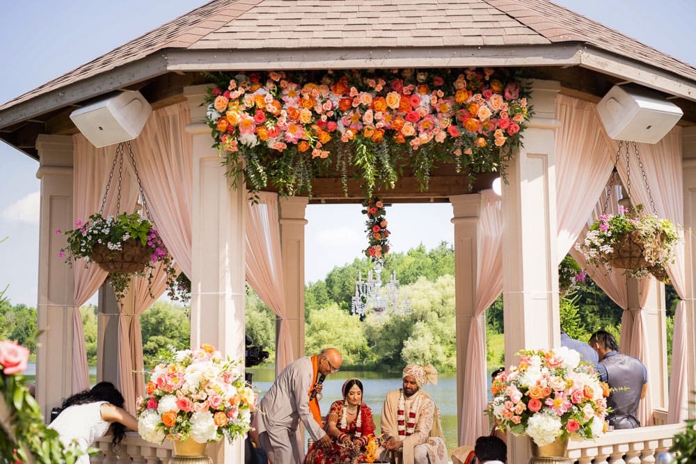 Outdoor vs. Indoor Wedding Venues: Which One is Right for You? - The Wedding Dreamer