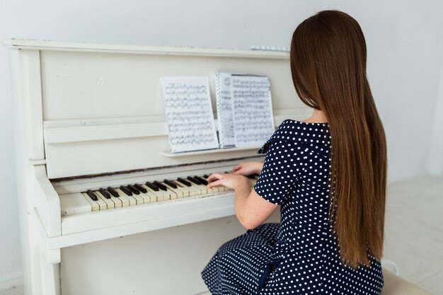 Tipps von Kyra Vertes von Sikorszky für einen raschen Fortschritt beim Klavierspielen