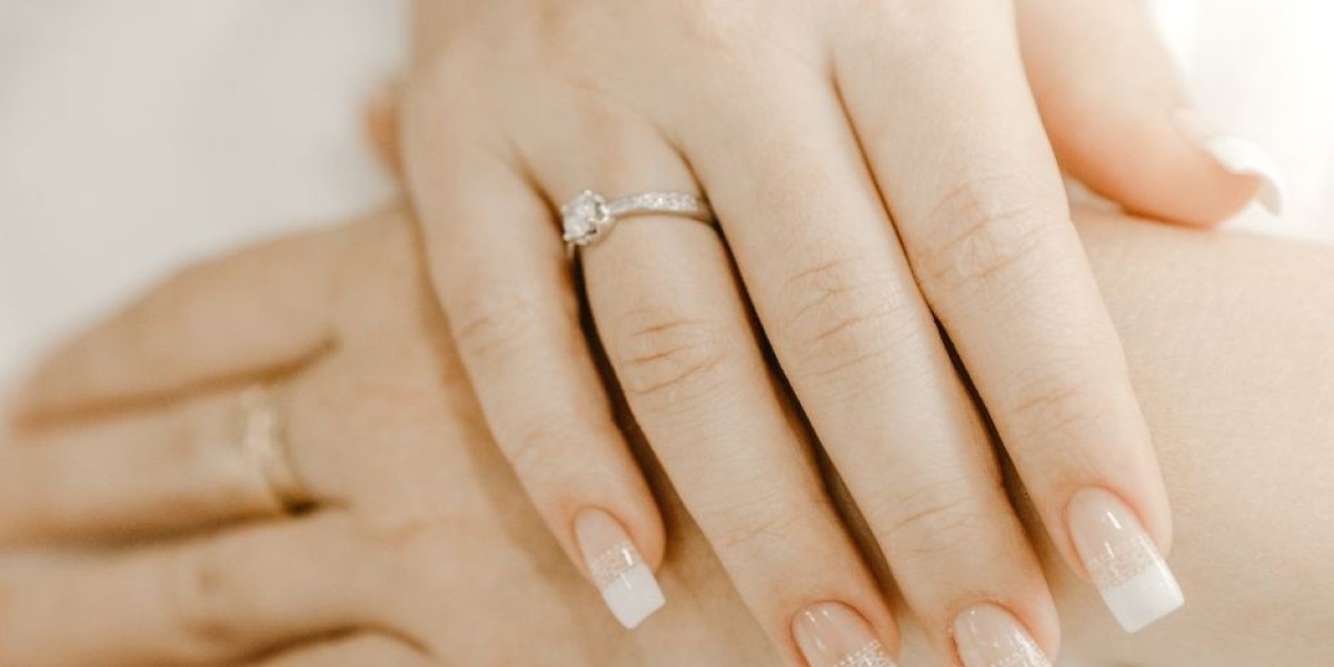 Solitaire Rings for Women: 7 Tips to Find the Ideal Carat Size