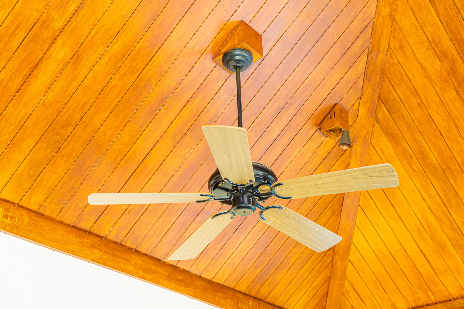 5 Factors to Consider Before Installing Ceiling Fans with Lights