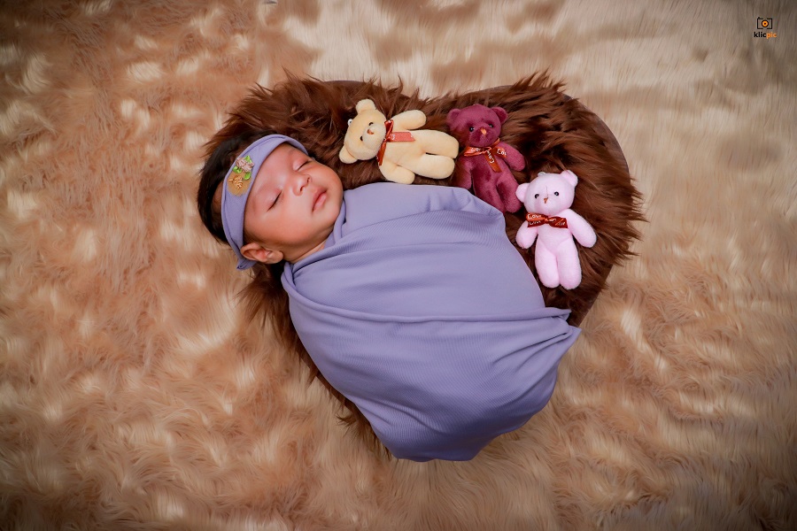 Adorable DIY 1 Month Baby Photoshoot Ideas by Klicpic