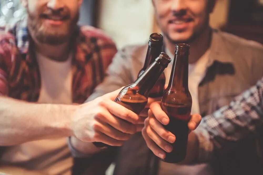 12 cách uống rượu bia không say, ít đau đầu