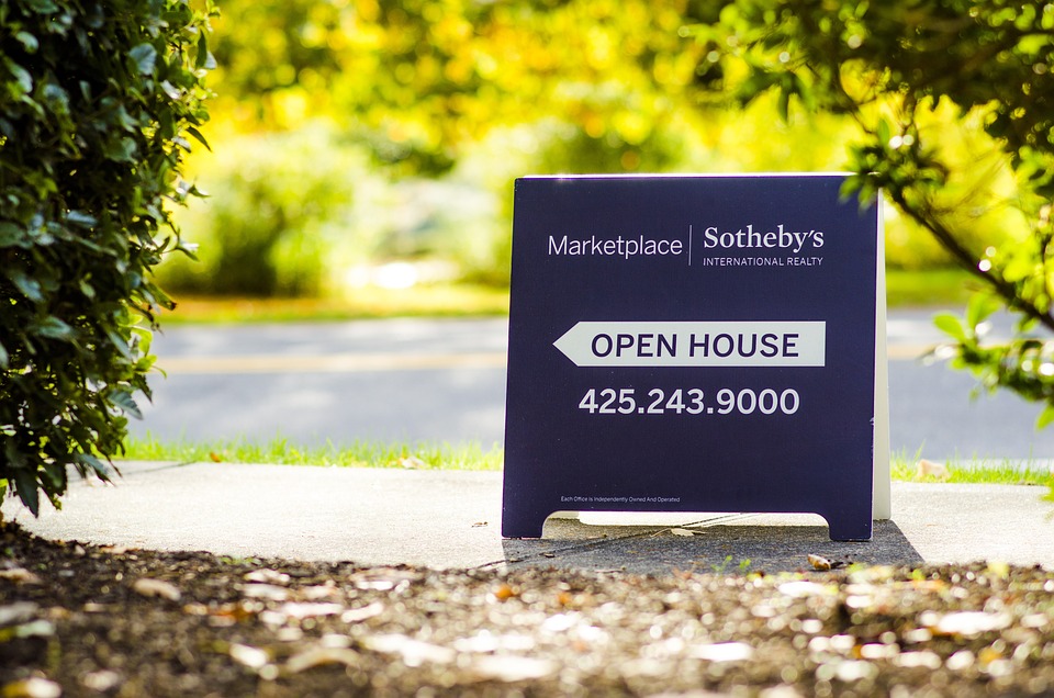 The Role of Real Estate Signs in Establishing a Strong Brand Identity