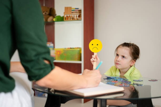 With autism spectrum disorder, how can a behavior therapist assist?