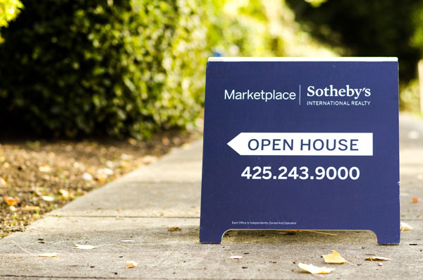 Real Estate Signs: Attract Buyers with Custom Outdoor Signage