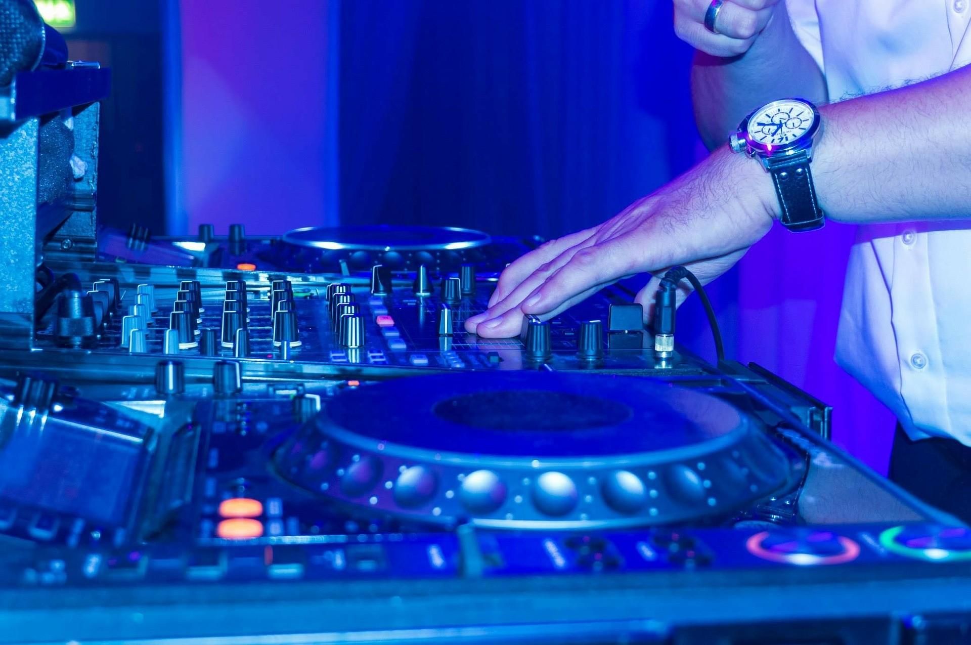 Hire a DJ London The Key to an Unforgettable Event - Blogs - The SMS City