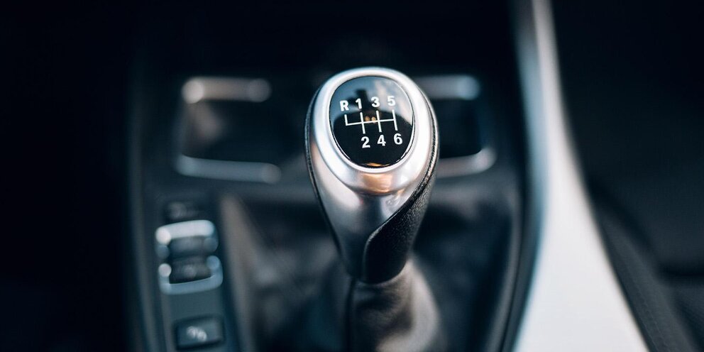 Car Lessons Near Me Manchester Finding the Right Driving School for You - Blogs - The SMS City