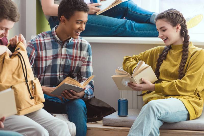 Why Learning a Language in a Group Makes a Difference