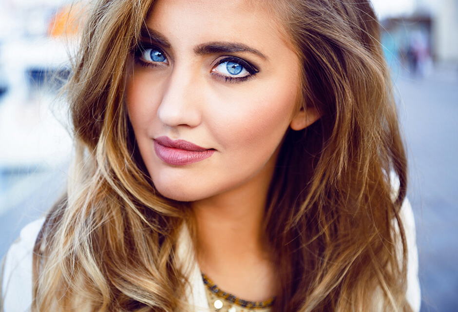 Change eye color on photo online — RetouchMe app