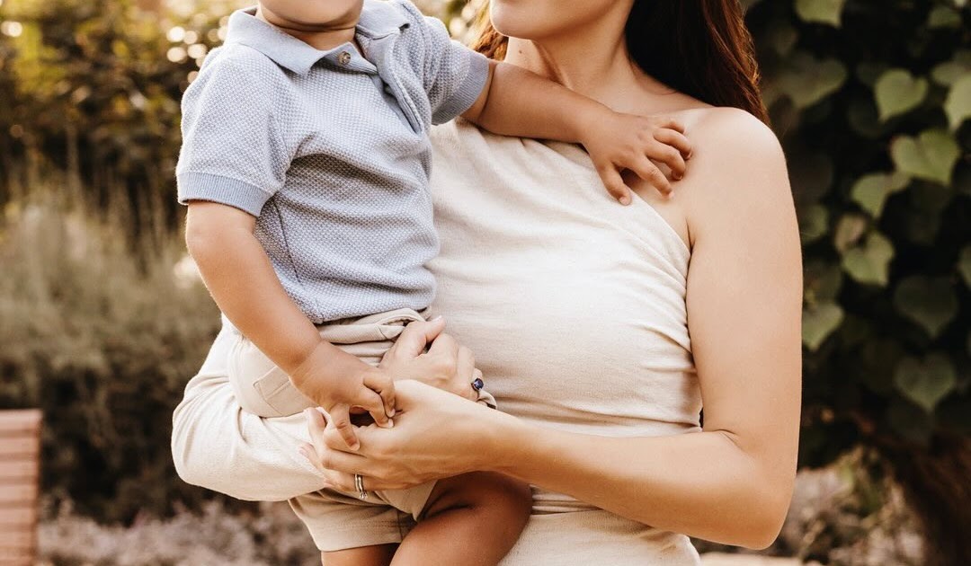 Jessica Kennedy Photography's Stunning Newborn Images amid the Desert Landscape of Abu Dhabi