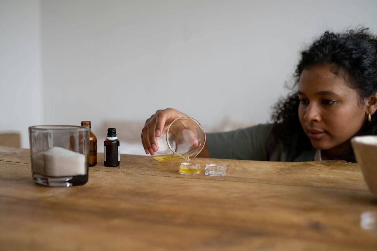 How an Essential Oil Course Can Improve Your Practice as a Wellness Professional? | by New York Institute Of Aromatherapy | Oct, 2025 | Medium