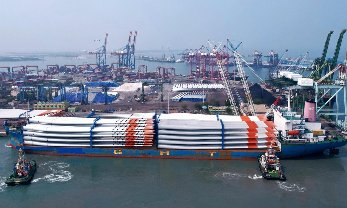 MV GHT MARINAS berths at VOC Port with 103 windmill blades