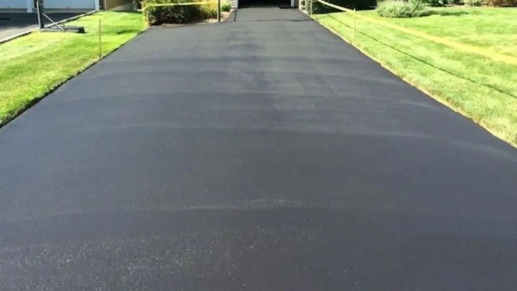 Best Way to Clean Tarmac Driveways Without Causing Damage - arcleaning-sealing.co.uk